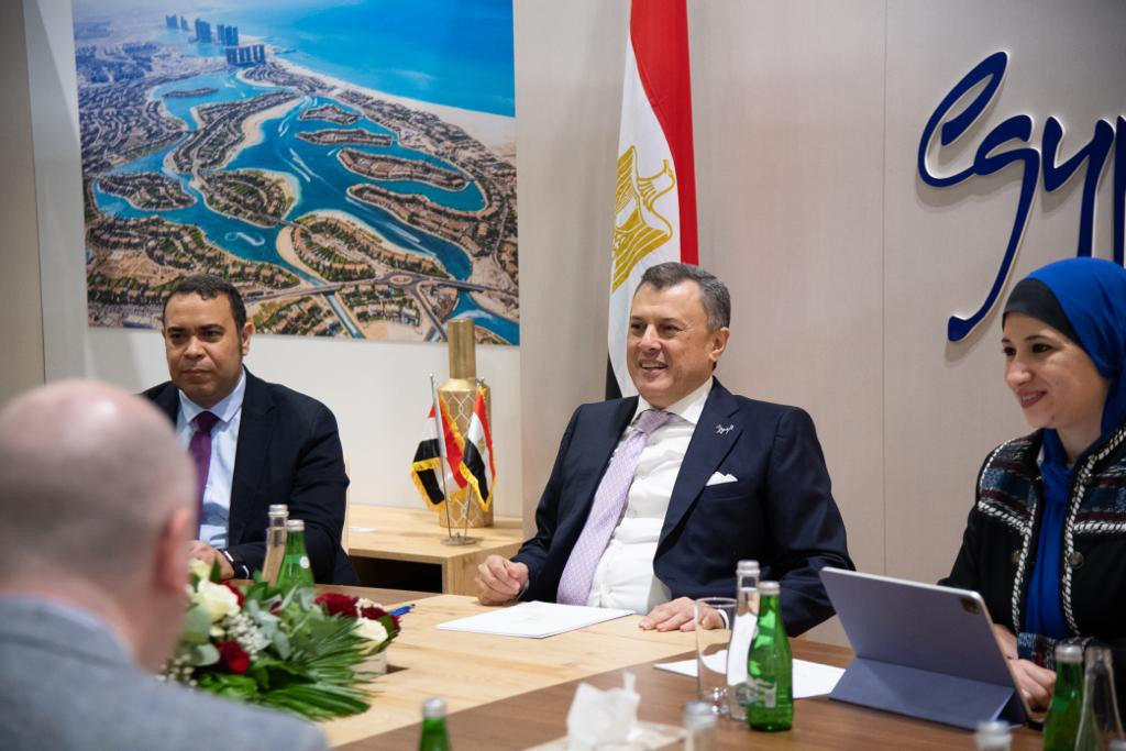 عيسى يلتقي ومنظمى الرحلات وشركات الطيران البريطانية والدولية