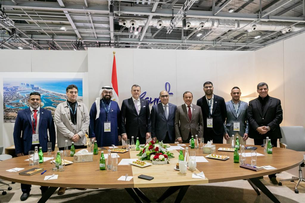 عيسى يلتقي ومنظمى الرحلات وشركات الطيران البريطانية والدولية