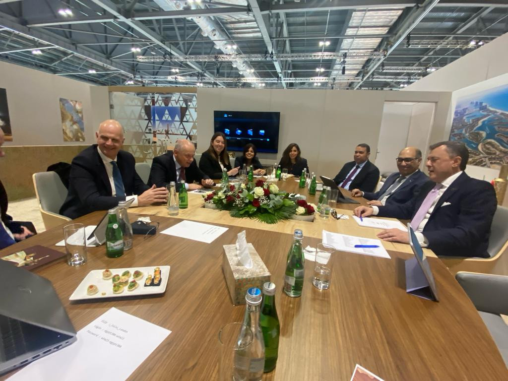 عيسى يلتقي ومنظمى الرحلات وشركات الطيران البريطانية والدولية