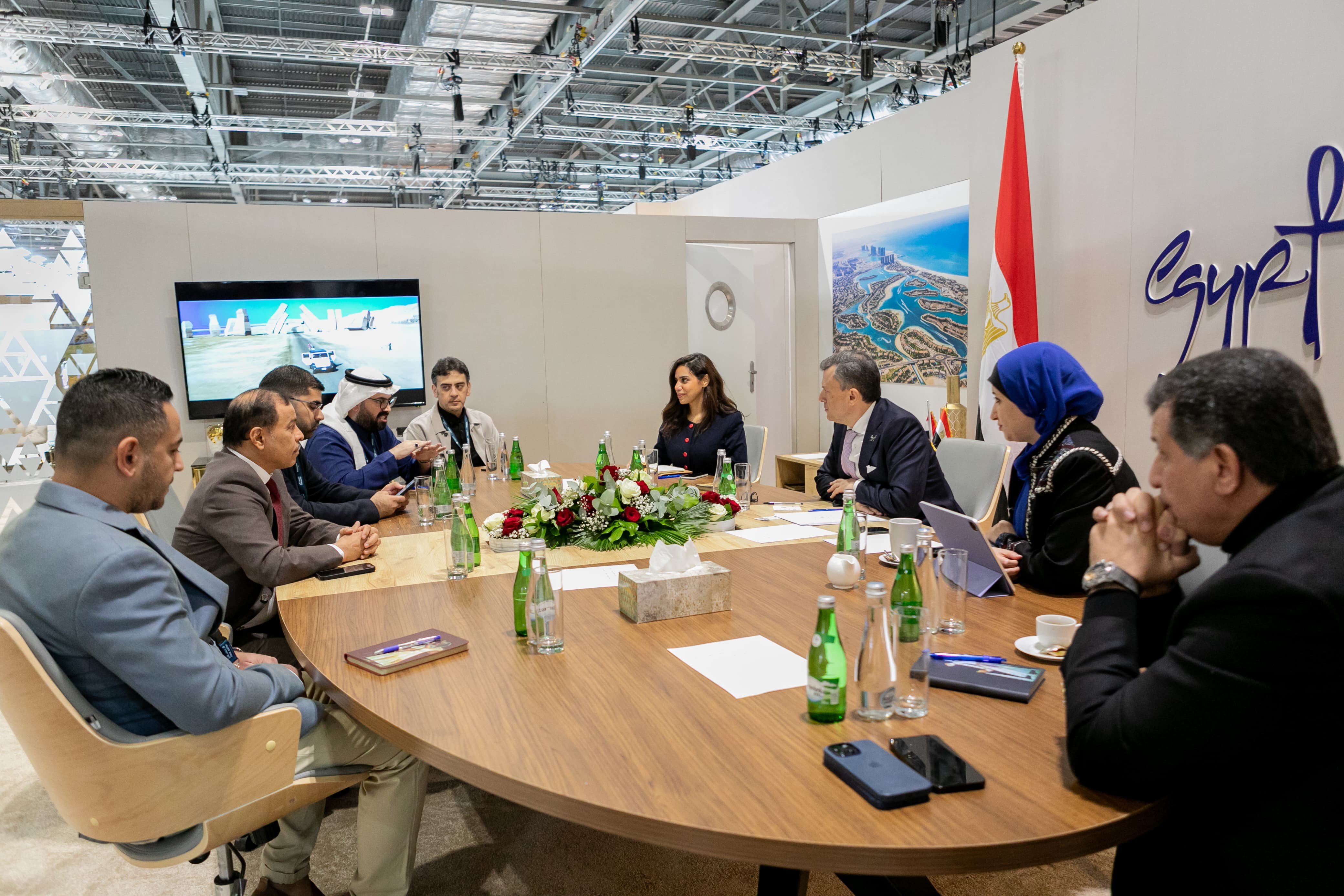 عيسى يلتقي ومنظمى الرحلات وشركات الطيران البريطانية والدولية