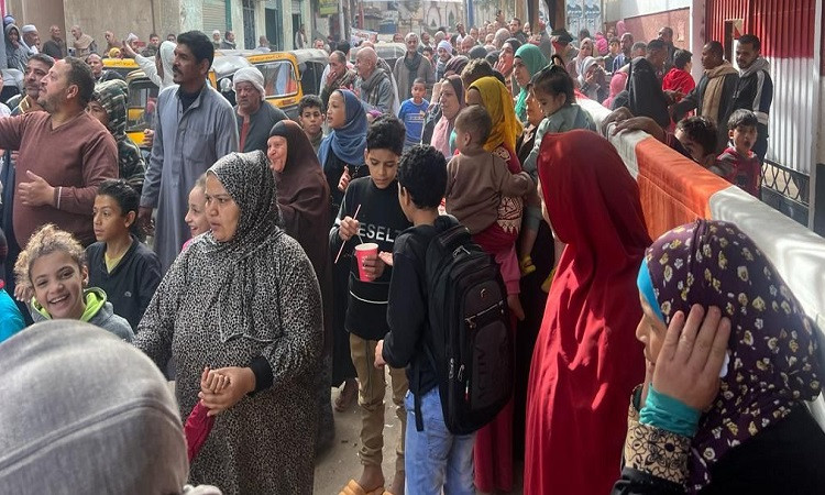 بالصور .. توافد الناخبين على لجان الانتخابات بسنورس بالفيوم