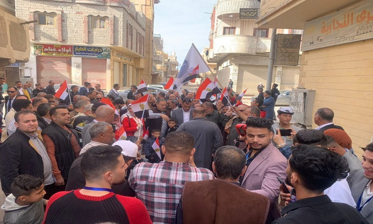 بالصور .. توافد الناخبين على لجان الانتخابات بسنورس بالفيوم