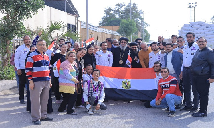 بأعلام مصر..أسقف عام إسناوأرمنت يدلى بصوته فى الإنتخابات الرئاسية