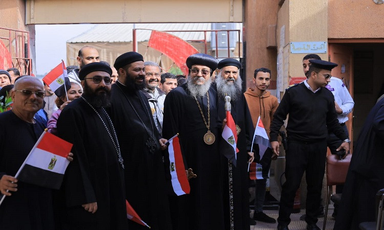 بأعلام مصر..أسقف عام إسناوأرمنت يدلى بصوته فى الإنتخابات الرئاسية