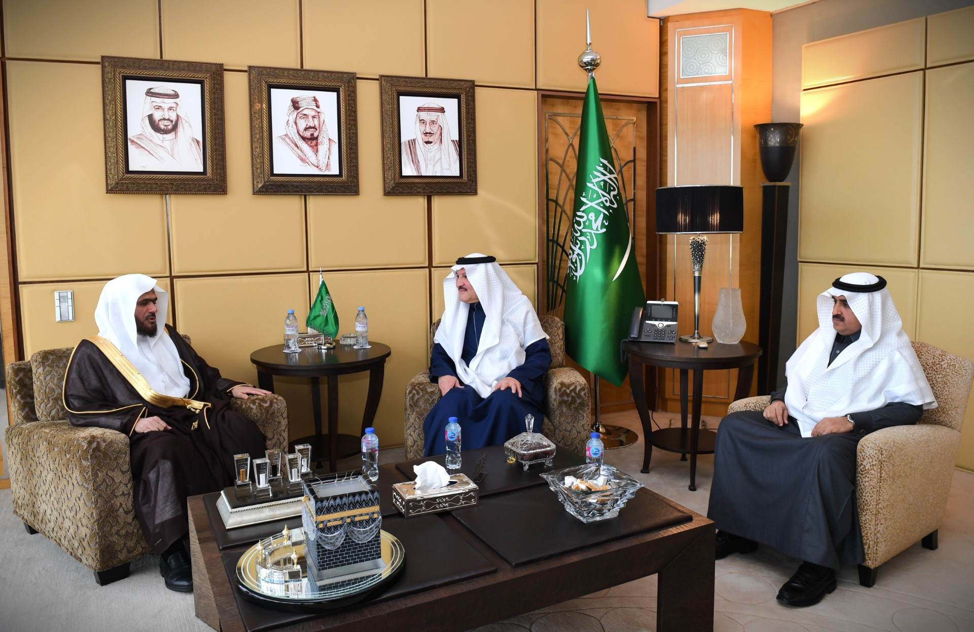 مام وخطيب المسجد النبوي