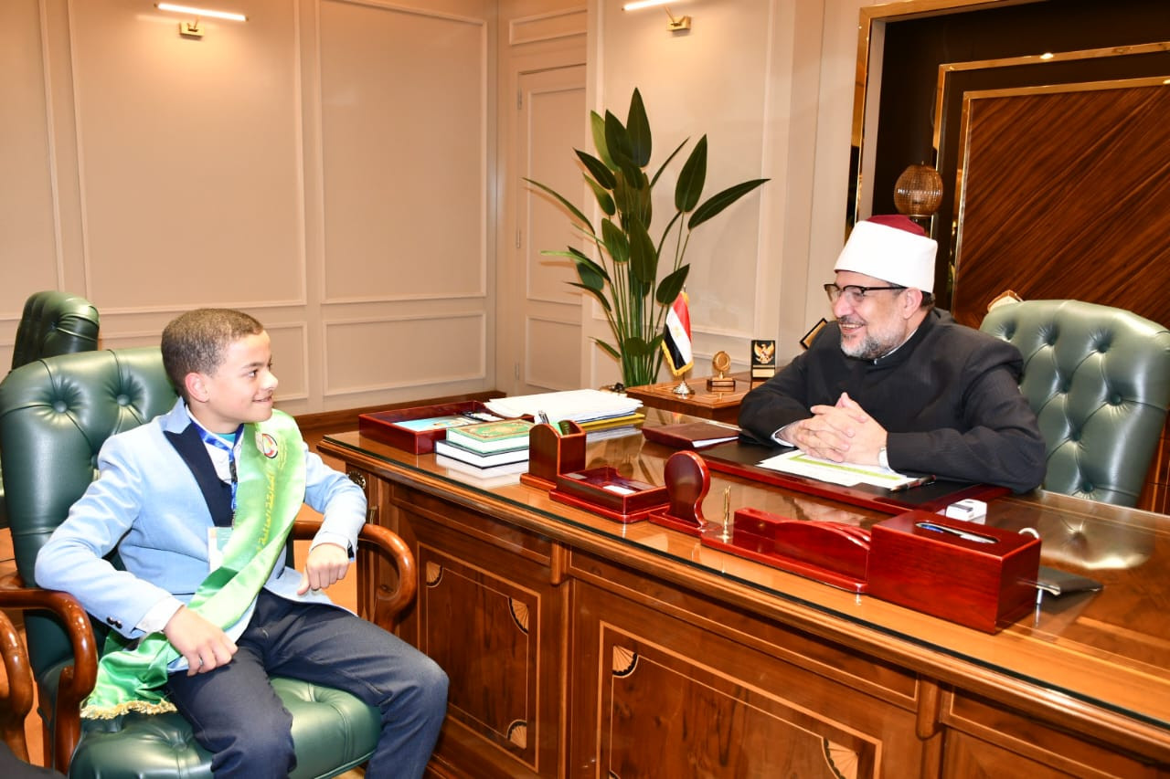 وزير الأوقاف والطالب الفائز بالمركز الأول