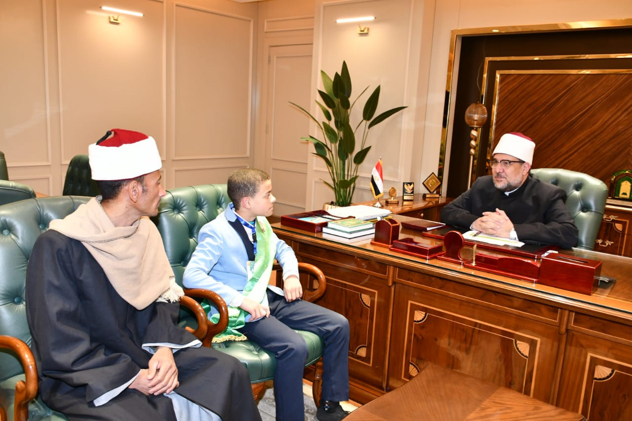وزير الأوقاف والطالب الفائز بالمركز الأول