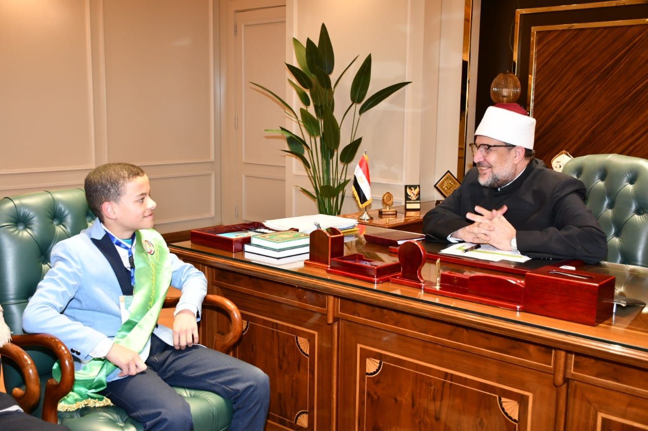 وزير الأوقاف والطالب الفائز بالمركز الأول