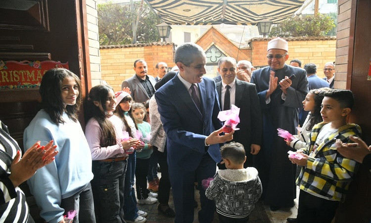 محافظ الغربية يزورالمطرانية والكنيسة الإنجيلية ويوزع الهدايا على الأطف