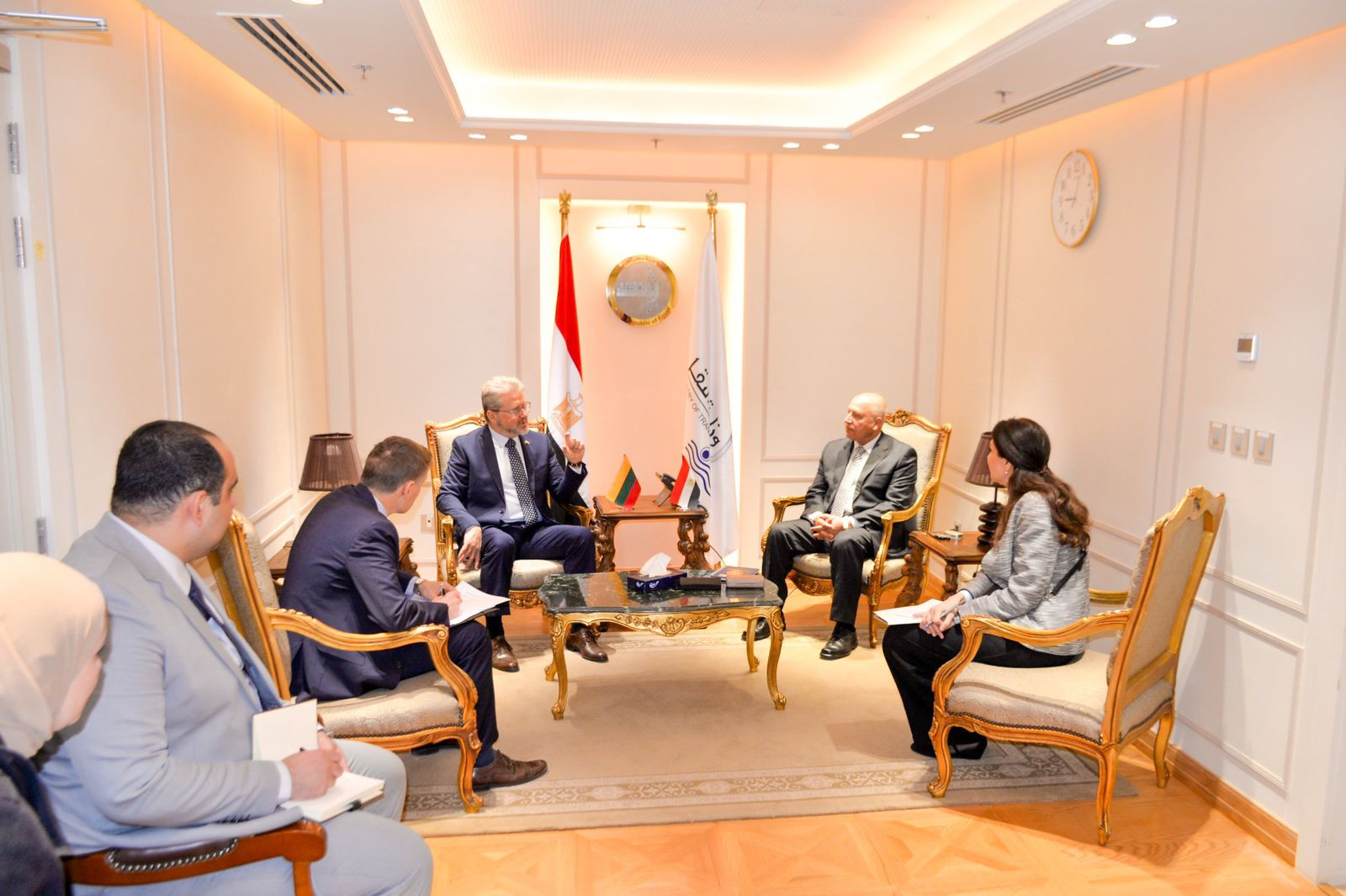 وزير النقل مع سفير ليتوانيا