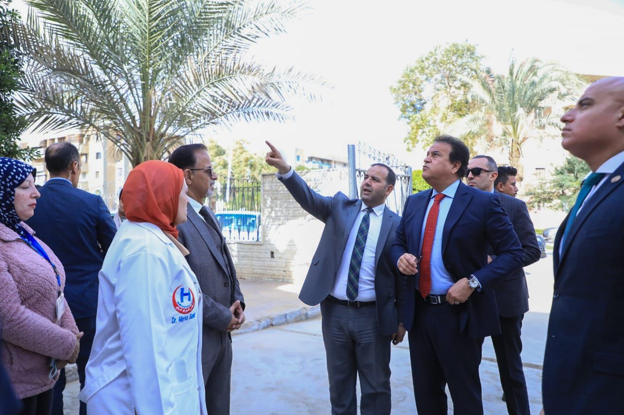 وزير الصحة يتفقد مستشفى الشيخ زايد