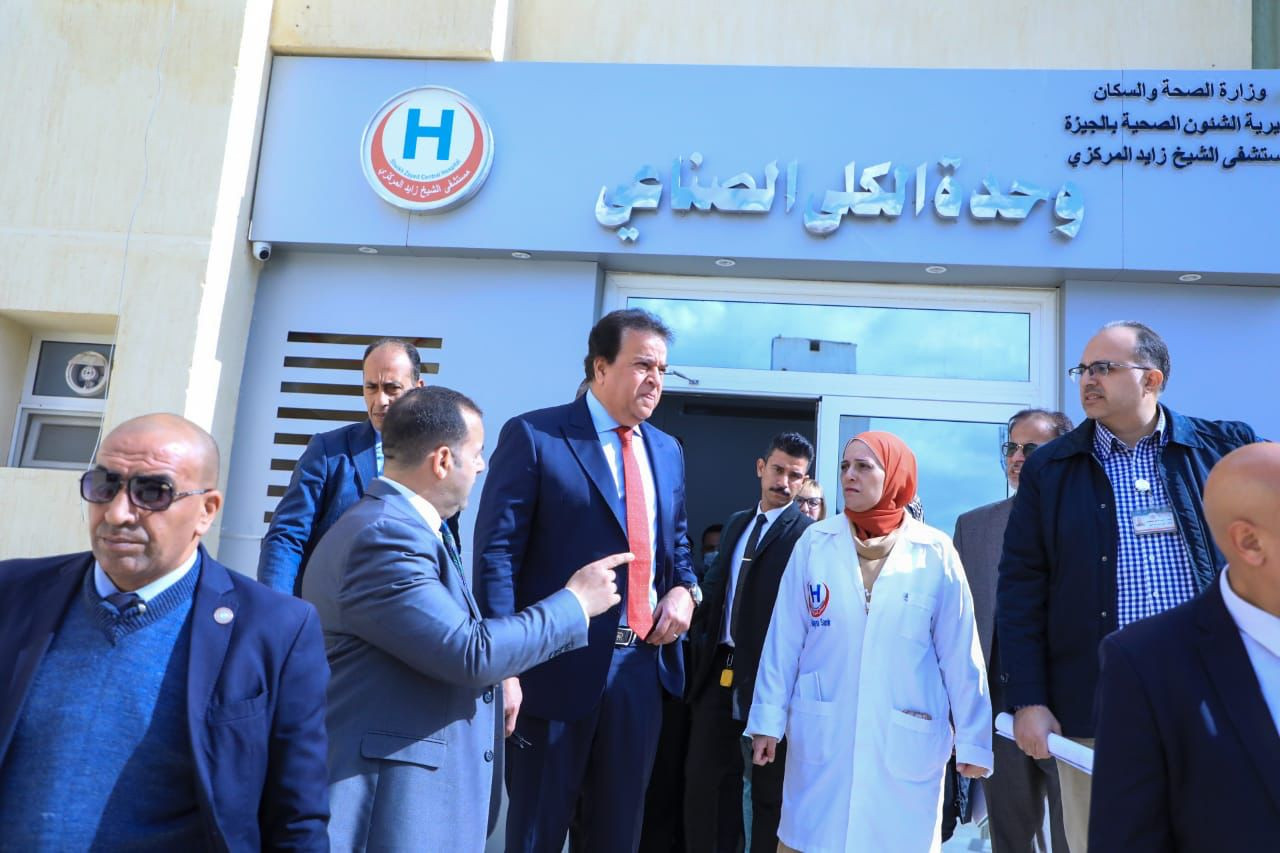 وزير الصحة يتفقد مستشفى الشيخ زايد
