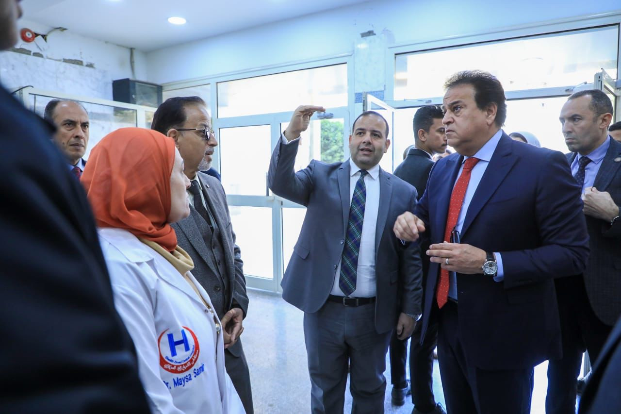 وزير الصحة يتفقد مستشفى الشيخ زايد