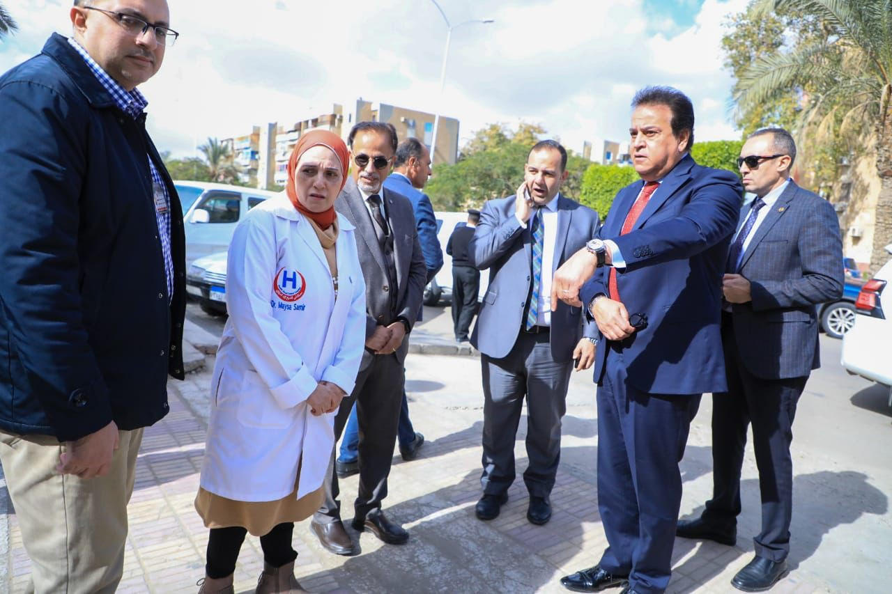 وزير الصحة يتفقد مستشفى الشيخ زايد