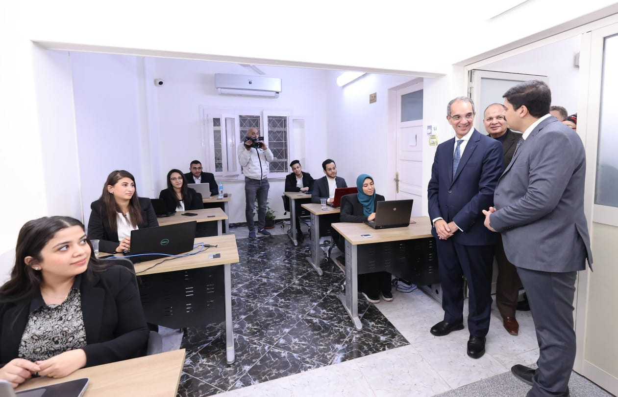 وزير الاتصالات