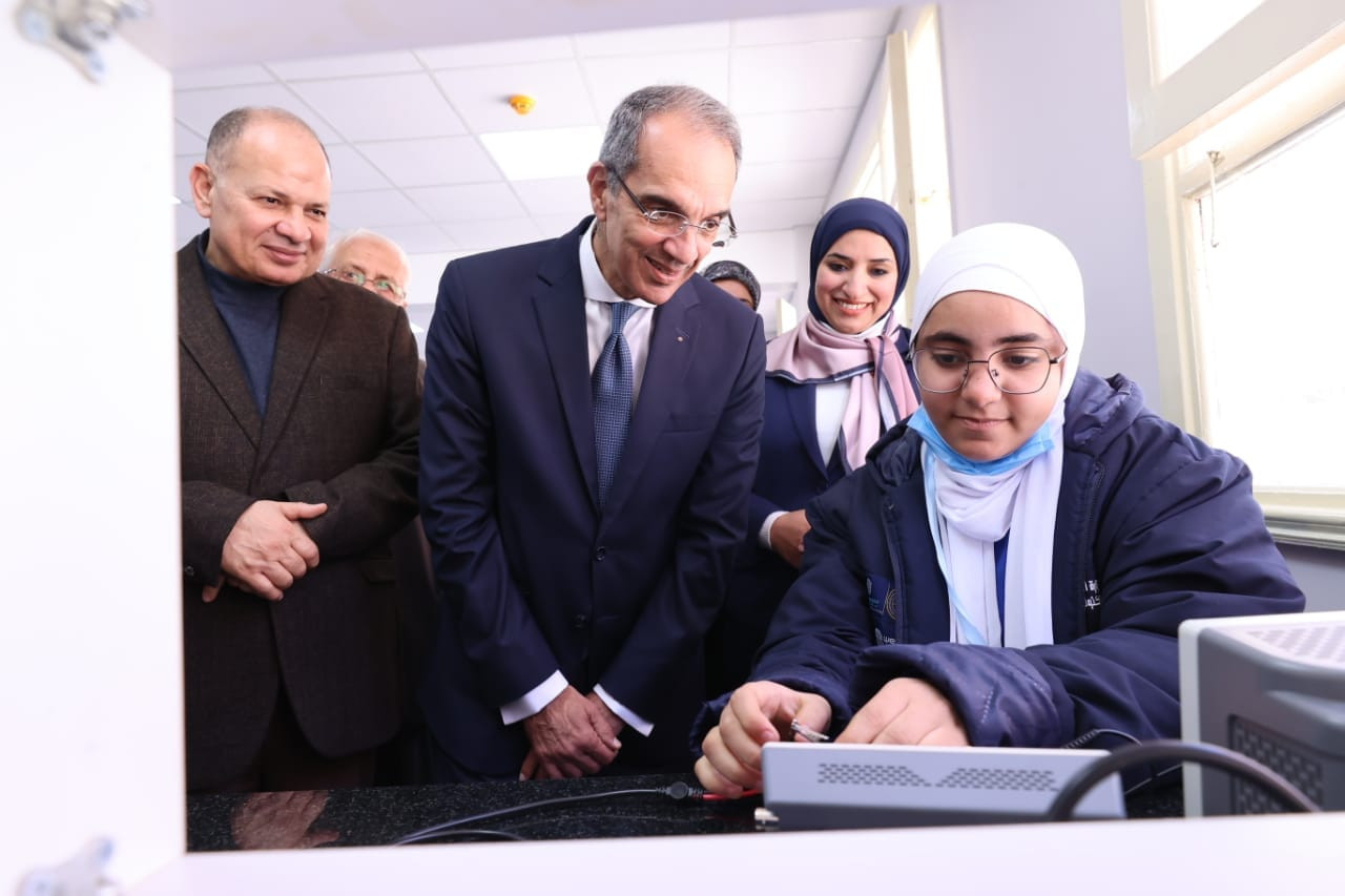 وزير الاتصالات