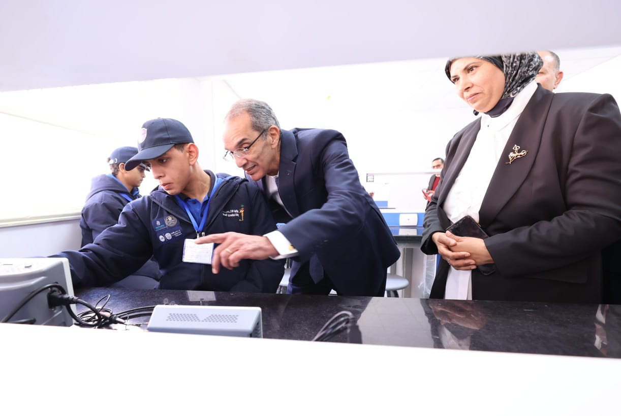 وزير الاتصالات