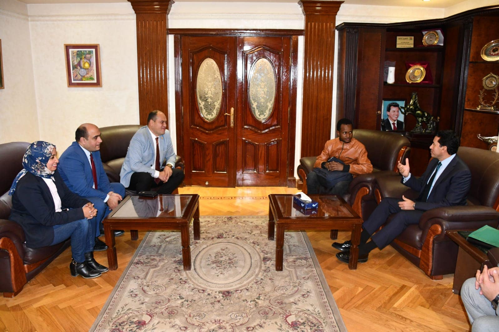 طالب الغيني الذي قدم على دراجة للالتحاق بالأزهر