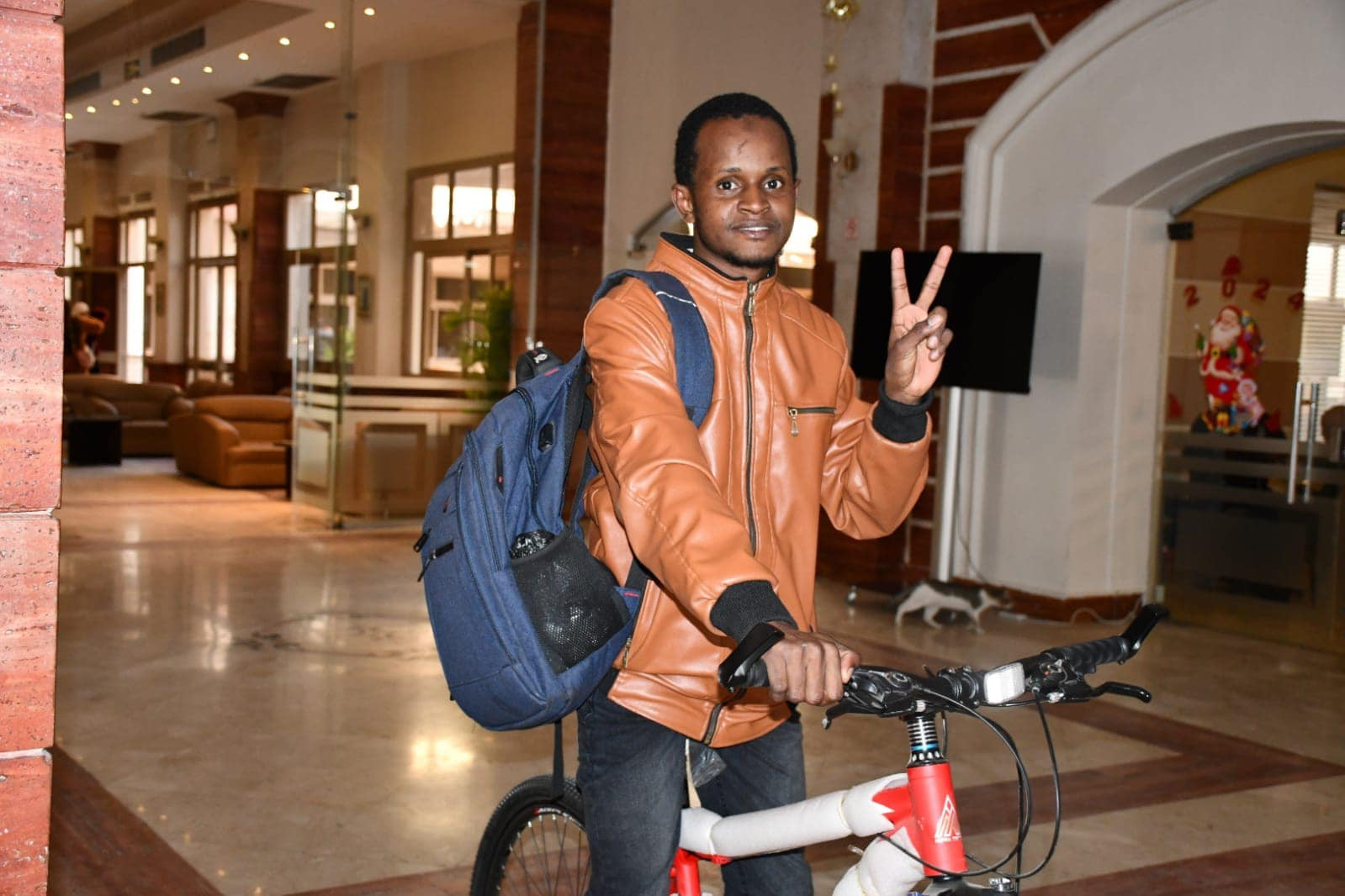 طالب الغيني الذي قدم على دراجة للالتحاق بالأزهر