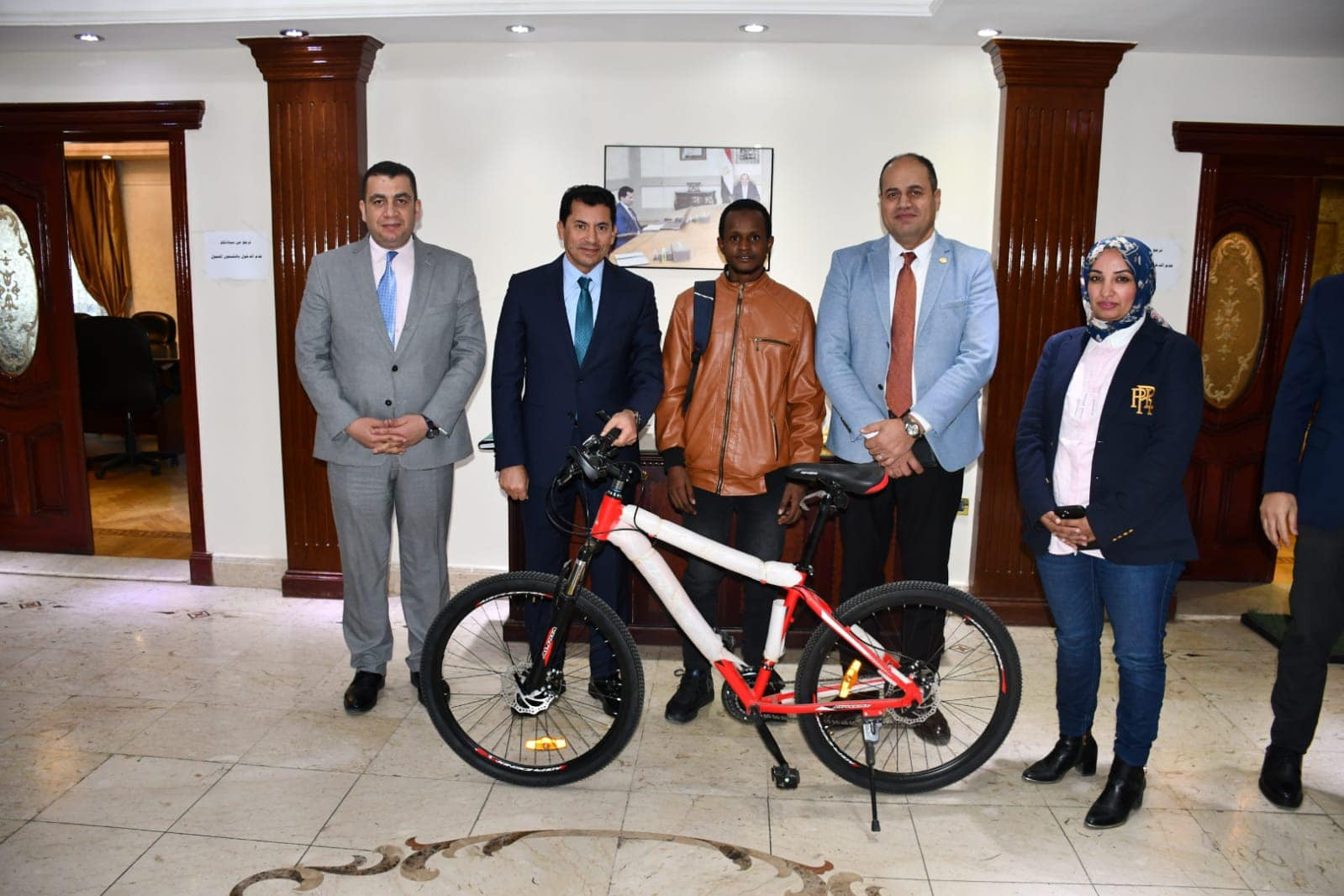 طالب الغيني الذي قدم على دراجة للالتحاق بالأزهر