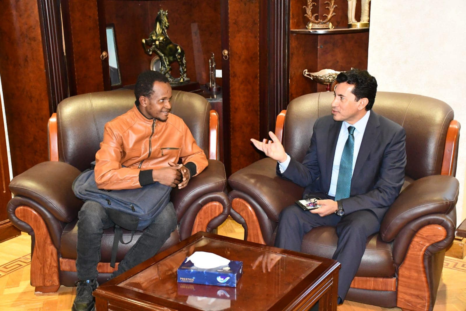 طالب الغيني الذي قدم على دراجة للالتحاق بالأزهر