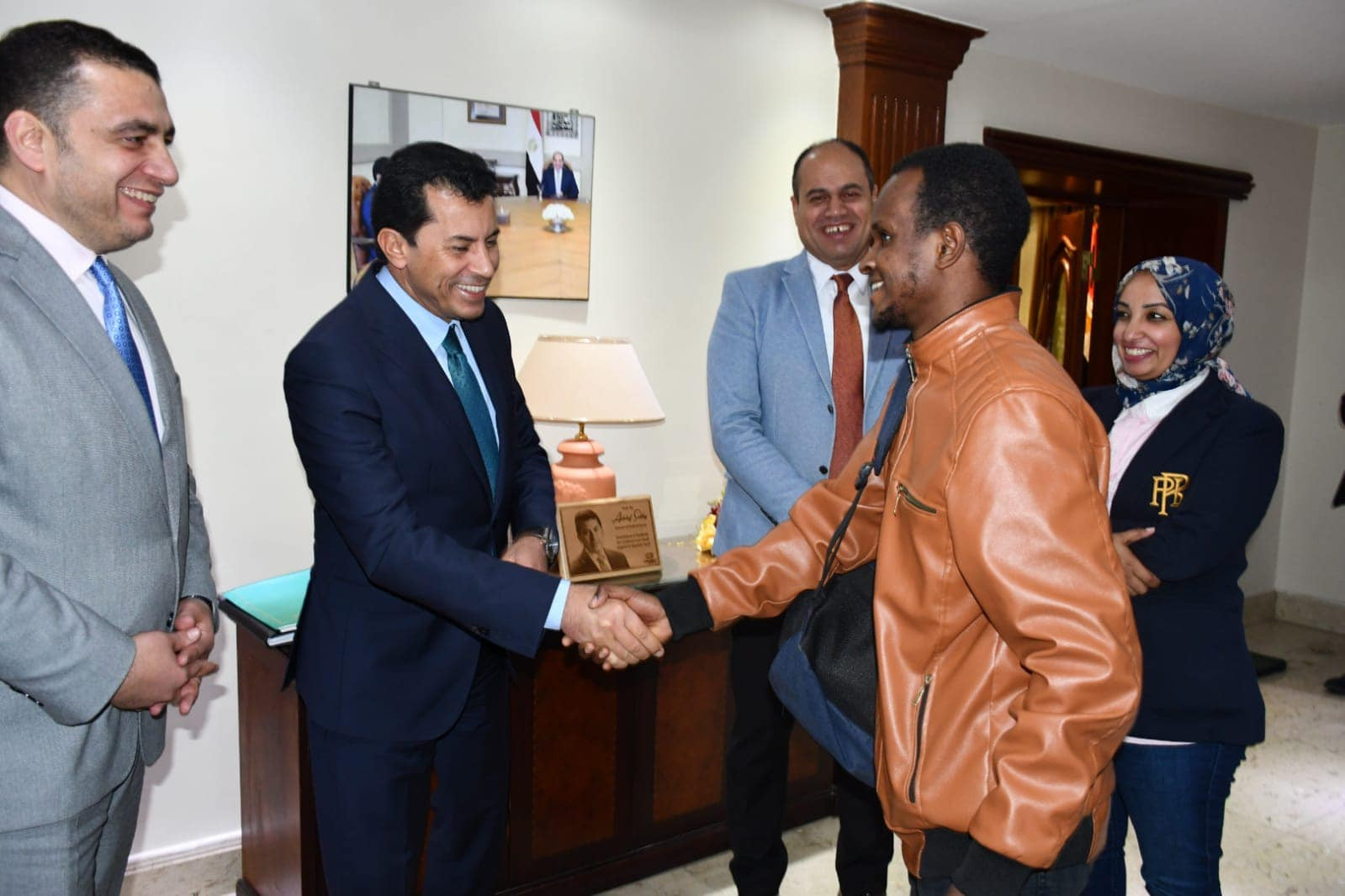 طالب الغيني الذي قدم على دراجة للالتحاق بالأزهر