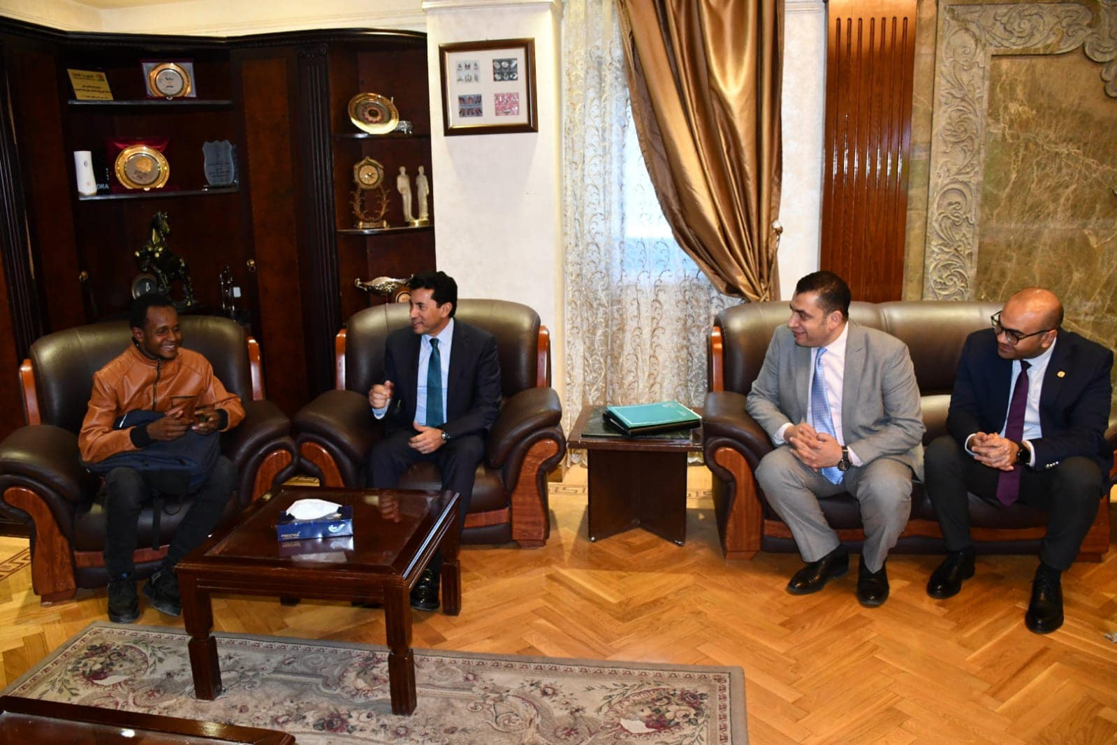 طالب الغيني الذي قدم على دراجة للالتحاق بالأزهر