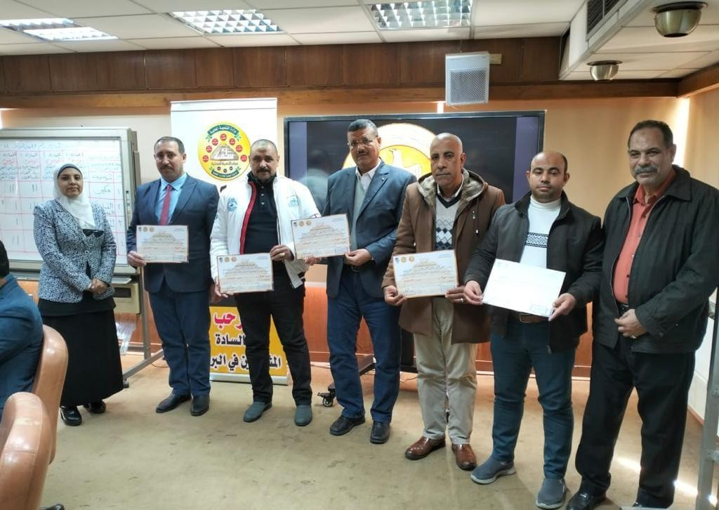 تسليم الشهادات