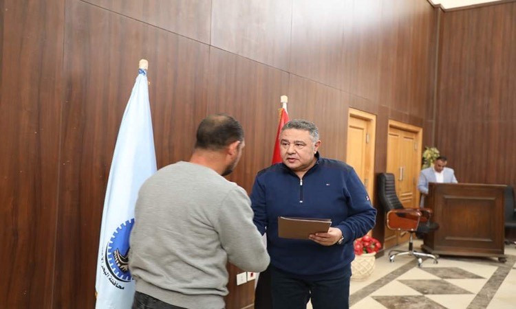 محافظ البحرالأحمر يسلم عقود 93 ورشة بمدينة الحرفيين بالغردقة