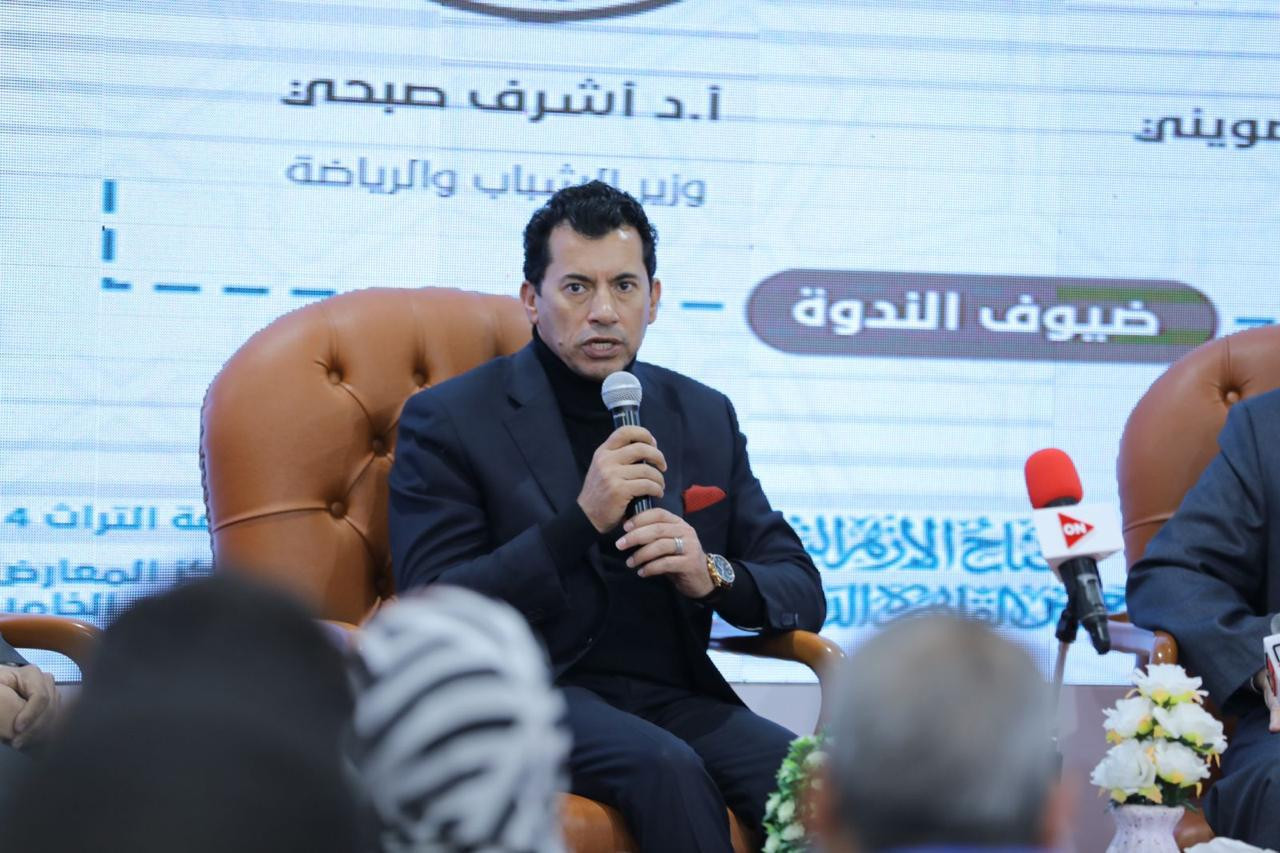 وزير الشباب بمعرض الكتاب