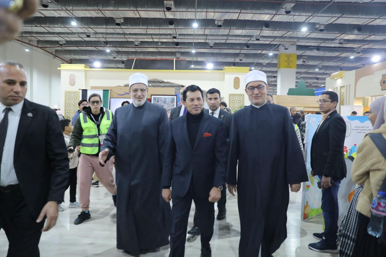 وزير الشباب بمعرض الكتاب