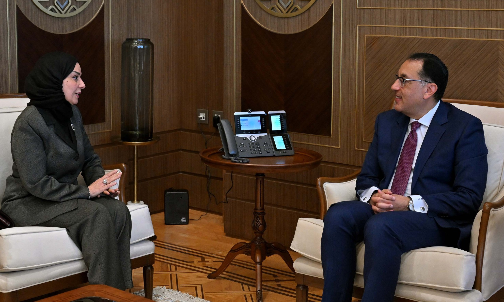 رئيس الوزراء وسفيرة مملكة البحرين