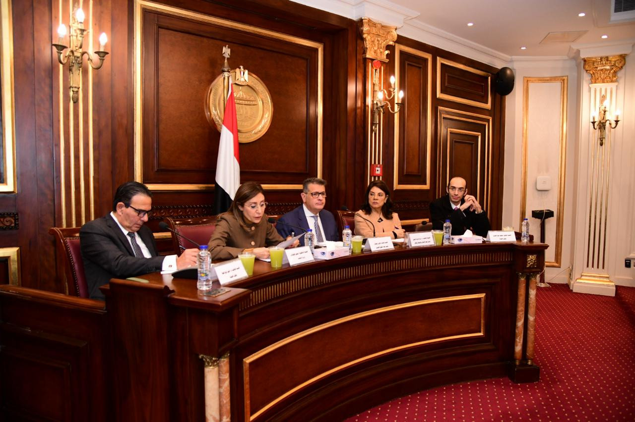 وزيرة الثقافة بالنواب