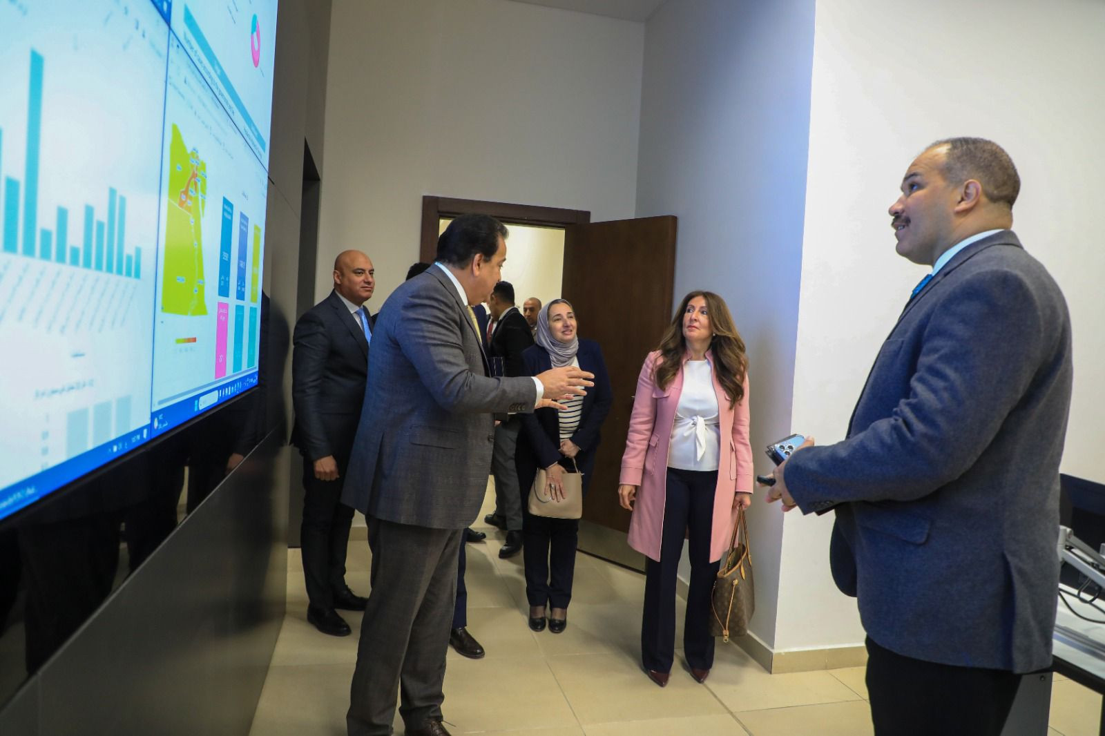 وزير الصحة والسفيرة الأمريكية