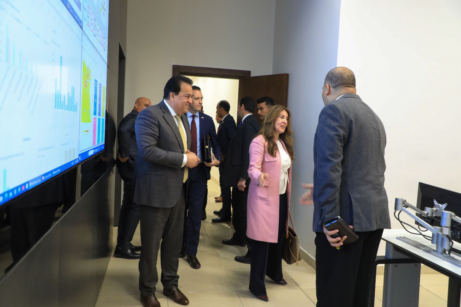 وزير الصحة والسفيرة الأمريكية