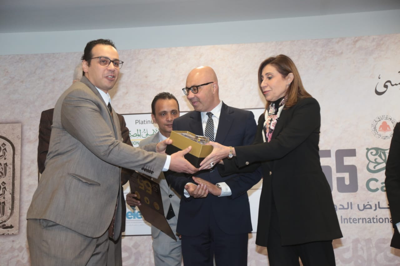 وزيرة الثقافة تسلم الجوائز