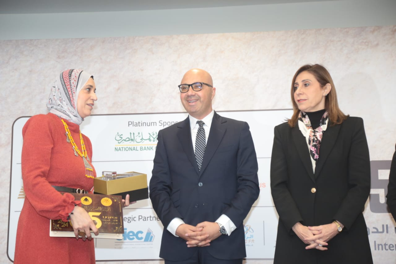 وزيرة الثقافة تسلم الجوائز