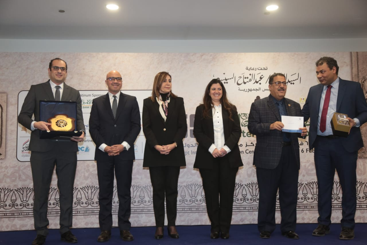 وزيرة الثقافة تسلم الجوائز