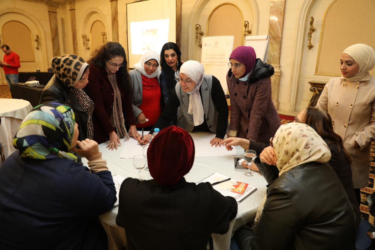 قومي المراة