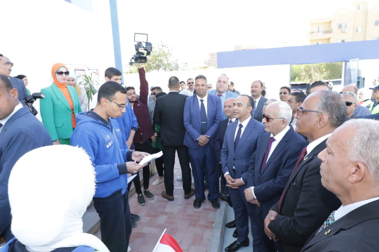 وزير التعليم يتفقد