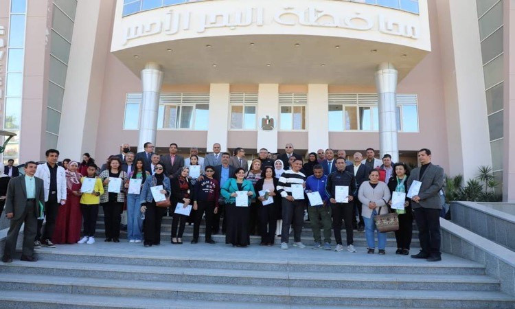 محافظ البحر الأحمر يكرم الطلاب المتميزين في الأنشطة الطلابية