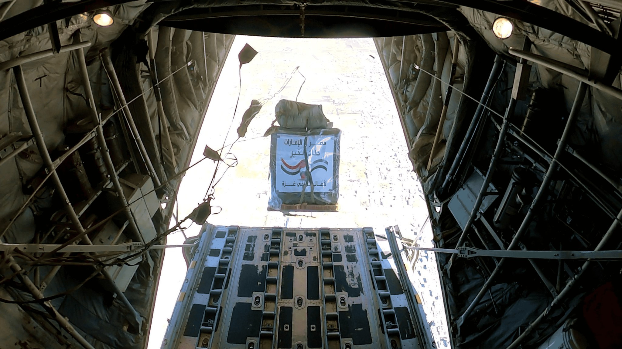 إنزال المساعدات في غزة