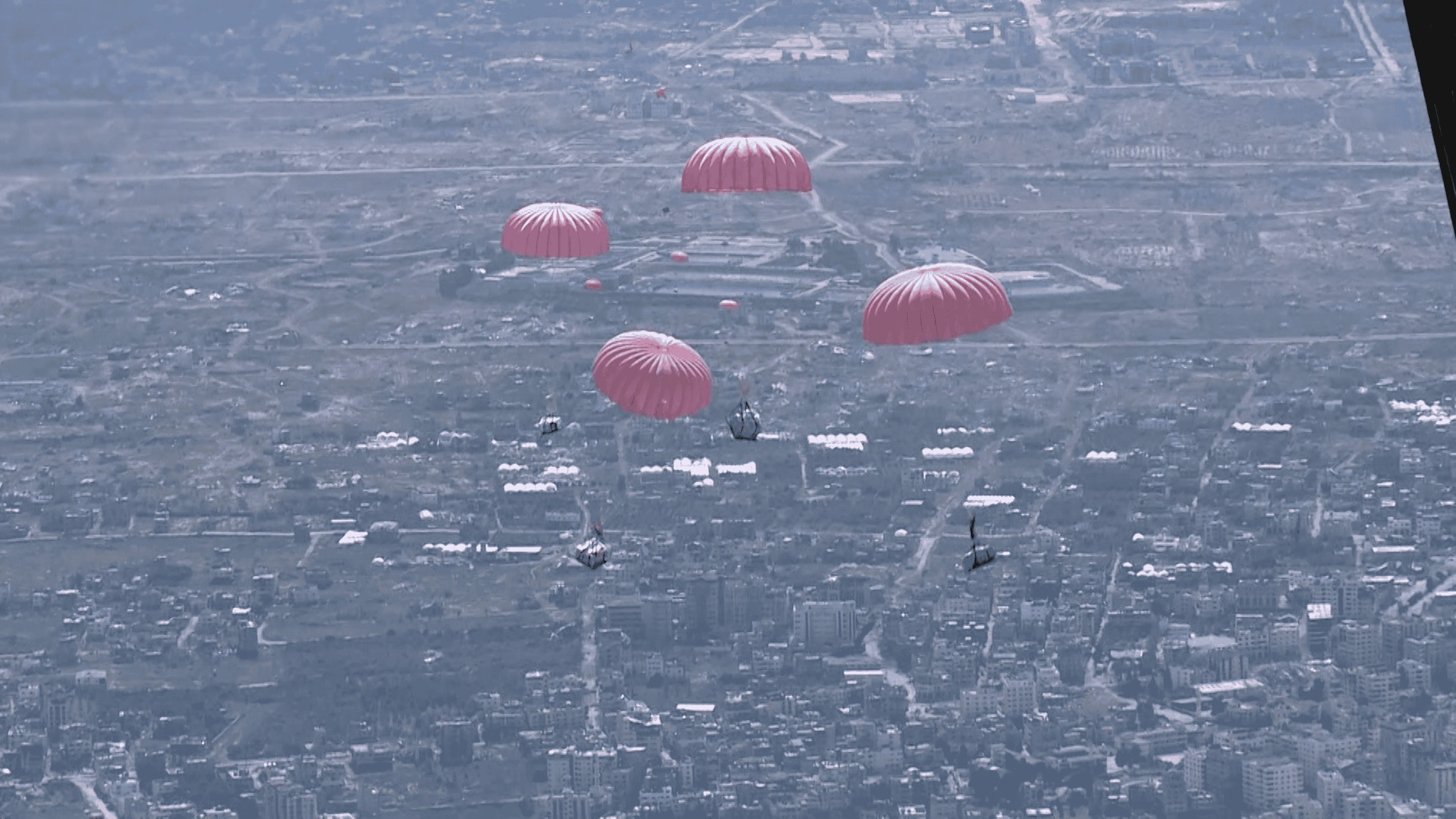 إنزال المساعدات في غزة