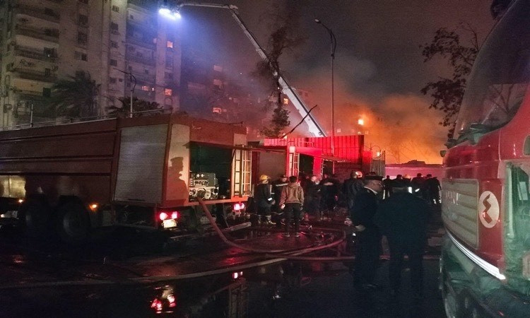 محافظ الجيزة يتابع جهود إخماد حريق استديوالأهرام بالعمرانية.