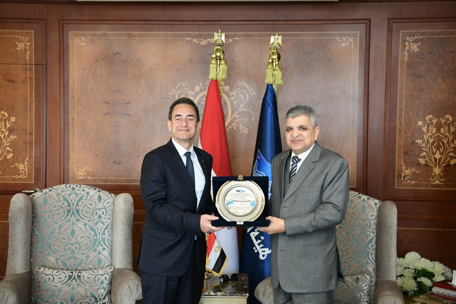 رئيس هيئة قناة السويس والسفير الفرنسي