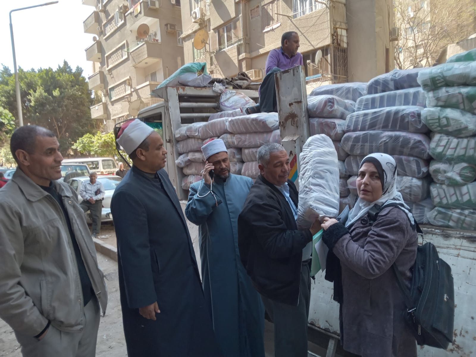 وزارة الوقاف توزع السلع الغذائية