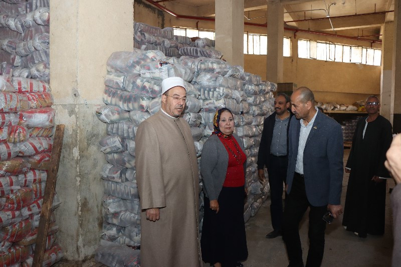وزارة الأوقاف توزع السلع الغذائية