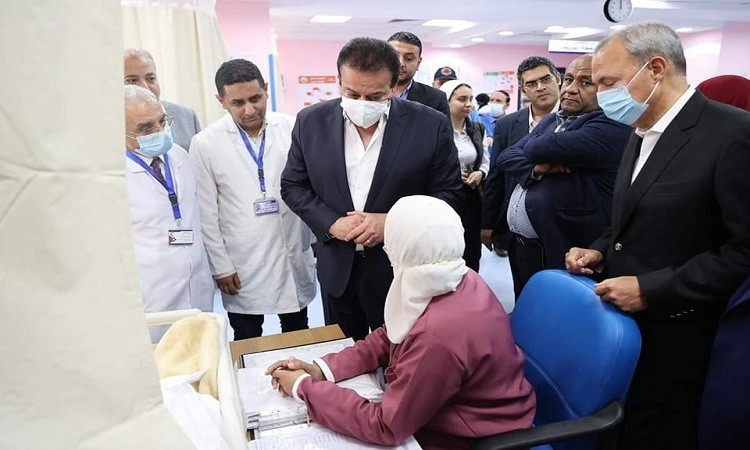 وزيرالصحة يتفقد أطفال مصابي غزة بمستشفى القناطر الخيرية