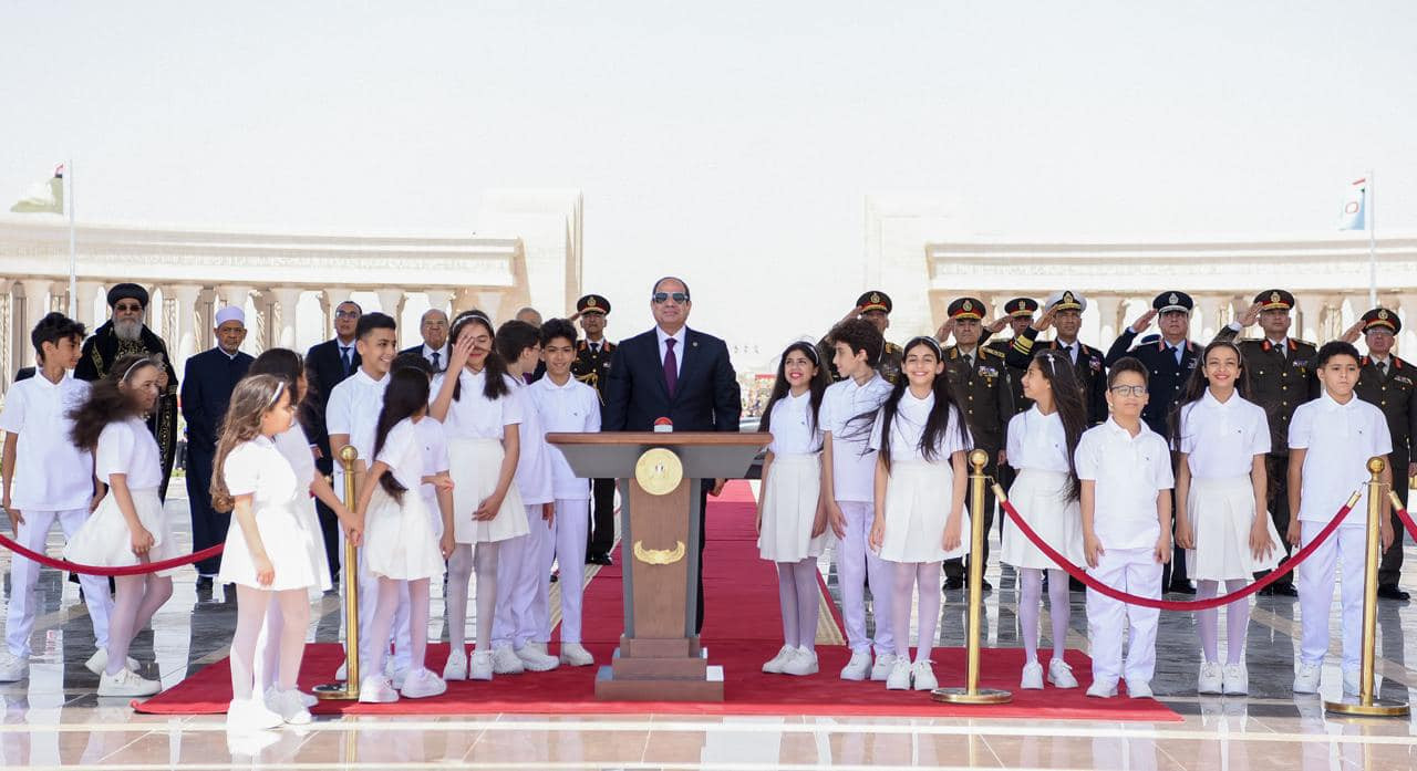 الرئيس السيسي يوقع على سجل الشرف