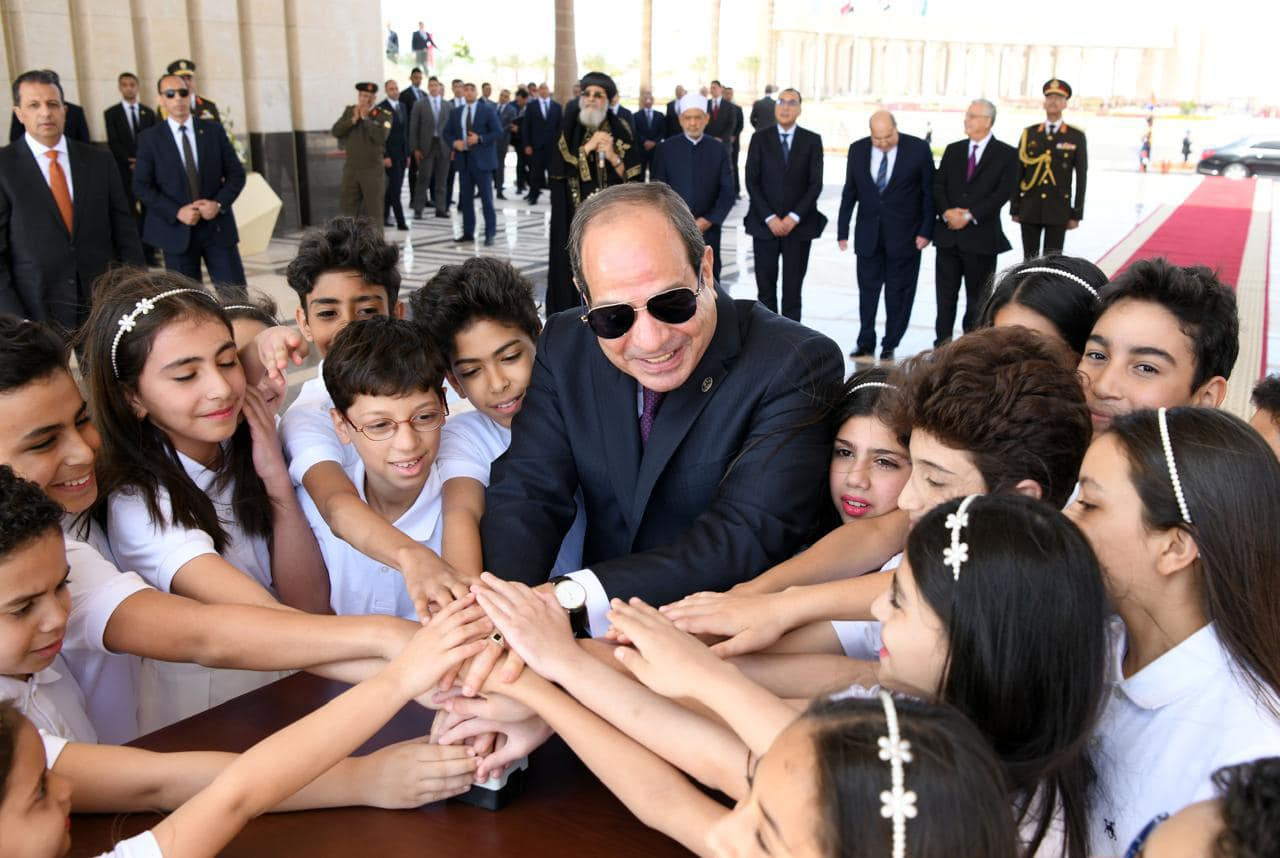 الرئيس السيسي يوقع على سجل الشرف